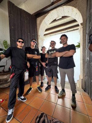 Diana Bovio Instagram - El Niñero siempre fue más q un proyecto, fue un viaje de nuevos amigos, de reencuentros, de trabajo pero tmb de mucha fiesta, de grandes recuerdos y de mucho crecer, mucho bailar y mucho querer. 

gracias a mi familia q encontré aquí, a mis friends q adoro con el alma y a todo un equipo q hizo de este proyecto una gozada infinita. 

los amo♥️ 
no se pierdan el niñero 3 @netflixlat