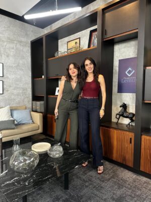 Diana Bovio Instagram - El Niñero siempre fue más q un proyecto, fue un viaje de nuevos amigos, de reencuentros, de trabajo pero tmb de mucha fiesta, de grandes recuerdos y de mucho crecer, mucho bailar y mucho querer. 

gracias a mi familia q encontré aquí, a mis friends q adoro con el alma y a todo un equipo q hizo de este proyecto una gozada infinita. 

los amo♥️ 
no se pierdan el niñero 3 @netflixlat