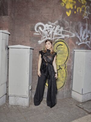 Diana Bovio Instagram - @marieclaire_la 🌸 nos regaló una noche de amigos, flores y moda. #mercadodelasflores #marieclaire 
gracias @gerardangulo y todo el equipo. 🖤

gracias @steponfashion x este look @alfredomartinez_brand 🔝

foto @kevvcorona 
hair @alvarezomar 
makeup @leonelmakeup 

pr @indigotalent.mx | @betoville