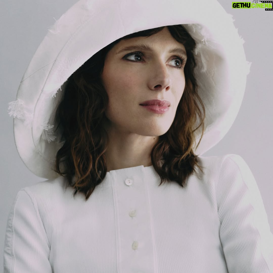 Diana Gómez - 26.5K Likes - El fenómeno Valeria nos atrapó en pandemia y ahora se despide a lo grande, con una cuarta temporada (ya en Netflix) en la que descubriremos, al fin, cómo termina esa búsqueda vital de las cuatro amigas que nos cautivaron hace ahora cuatro años y aún antes, cuando Elísabet Benavent comenzó a publicar los libros en los que se basa la serie❤

“Mucho orgullo”, responde Diana Gómez cuando le preguntamos qué siente al despedirse de la serie Valeria, en la que interpreta al personaje homónimo. Hablamos con la actriz de la relación con su alter ego televisivo y de su vida fuera de los focos...

Texto: @chus.salido 
Fotografía: @dannielrojas 
Realización: @pilucavalverde 
Asistente de fotografía: @javierblancofoto 
Maquillaje y peluquería: @mariaverano.mk

#dianagomez  #instyle #instylemarzo #instylespain