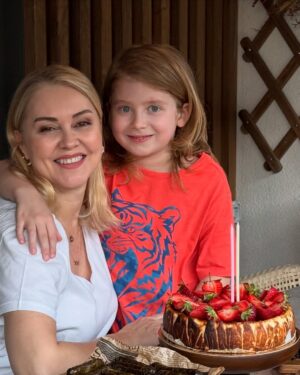 Didem Uzel Instagram - Bundan sonra yaş telafuz etmeyeceğim. Çünkü anladım ki; yıllar geçiyor ama benim ruhuma uğramıyor! Asla kabul etmiyorum biyolojik yaşımı? Çünkü ben ruhen orda değilim; olamıyorum da… Yeni yaşımda sevdiceğim ve oğlumla yeni bir yaşam beni bekliyor. İçim içime sığmıyor… Tabi bu arada her hangi bir felaket şu dünyanın üzerine çökmezse yeni planlarımız şahane.  Haa bir de huzuru ve huzurlu insanları tercih ediyorum bilginize ♥️♥️♥️ İyi ki doğdum 🥳 Yeni yolculuğumda sağlıklı ayaklarım, ailem ve değer bilen dostlarımla yürümeye hazırım 🙋‍♀️ 19 Mayıs bebesi😄