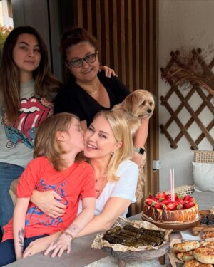 Didem Uzel Instagram - Bundan sonra yaş telafuz etmeyeceğim. Çünkü anladım ki; yıllar geçiyor ama benim ruhuma uğramıyor! Asla kabul etmiyorum biyolojik yaşımı? Çünkü ben ruhen orda değilim; olamıyorum da… Yeni yaşımda sevdiceğim ve oğlumla yeni bir yaşam beni bekliyor. İçim içime sığmıyor… Tabi bu arada her hangi bir felaket şu dünyanın üzerine çökmezse yeni planlarımız şahane.  Haa bir de huzuru ve huzurlu insanları tercih ediyorum bilginize ♥️♥️♥️ İyi ki doğdum 🥳 Yeni yolculuğumda sağlıklı ayaklarım, ailem ve değer bilen dostlarımla yürümeye hazırım 🙋‍♀️ 19 Mayıs bebesi😄