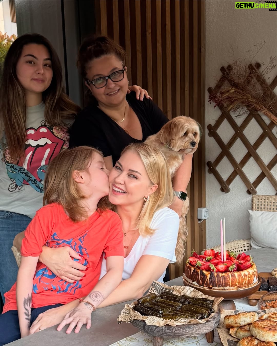 Didem Uzel - 17.2K Likes - Bundan sonra yaş telafuz etmeyeceğim. Çünkü anladım ki; yıllar geçiyor ama benim ruhuma uğramıyor! Asla kabul etmiyorum biyolojik yaşımı? Çünkü ben ruhen orda değilim; olamıyorum da… Yeni yaşımda sevdiceğim ve oğlumla yeni bir yaşam beni bekliyor. İçim içime sığmıyor… Tabi bu arada her hangi bir felaket şu dünyanın üzerine çökmezse yeni planlarımız şahane.  Haa bir de huzuru ve huzurlu insanları tercih ediyorum bilginize ♥️♥️♥️ İyi ki doğdum 🥳 Yeni yolculuğumda sağlıklı ayaklarım, ailem ve değer bilen dostlarımla yürümeye hazırım 🙋‍♀️ 19 Mayıs bebesi😄