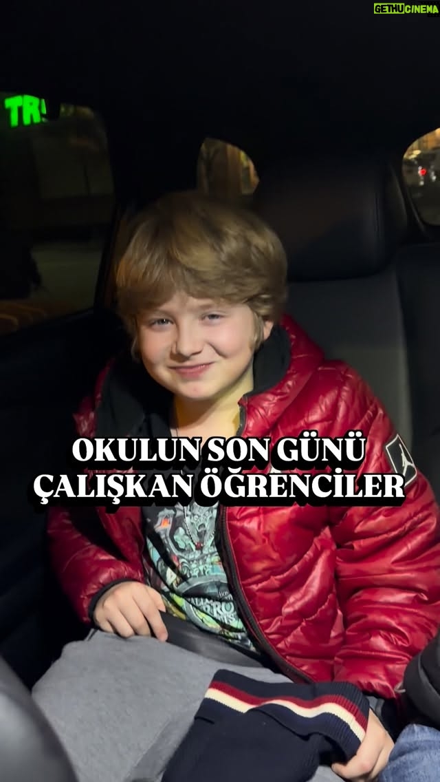 Didem Uzel - 11.9K Likes - Yazacak bir şey bulamıyorum; sanırım dünyaya bir takım dalga geçme işi için gelmiş bir canlı gibi 😂 Hergün yeni bir patırtı çıkarabiliyor. Yorucu çok; sakin ve öyle kendi halinde değil…. Haaa buraya Amerika’ya gelirken yeni bir çevre edineceğinden gerçekten acaba nasıl olacak uyum sağlayabilecek mi diye dertlenirken çoktan kendi dünyasını, arkadaşlıklarını hatta ana dili ingilizceden türkçeye dönen ve 2 hafta içinde de ilk dili ingilizceye dönen bir çocuğun mutlaka bildiği bir şey vardır diyorum. Matematikte bile bölmeyi tersten yaparlarken bunu dert etmeden “yapabiliyorum ben biliyorum” diyen son derece özgüvenli bir çocuk doğurmuşum. Neyse uzun zamandır sosyal medya ailemle bir araya gelemedim. Zor bir süreçten geçtik. Aslan’da eğlenmeye başladıysa parti başlasın o zaman 🥳🤩🥰
