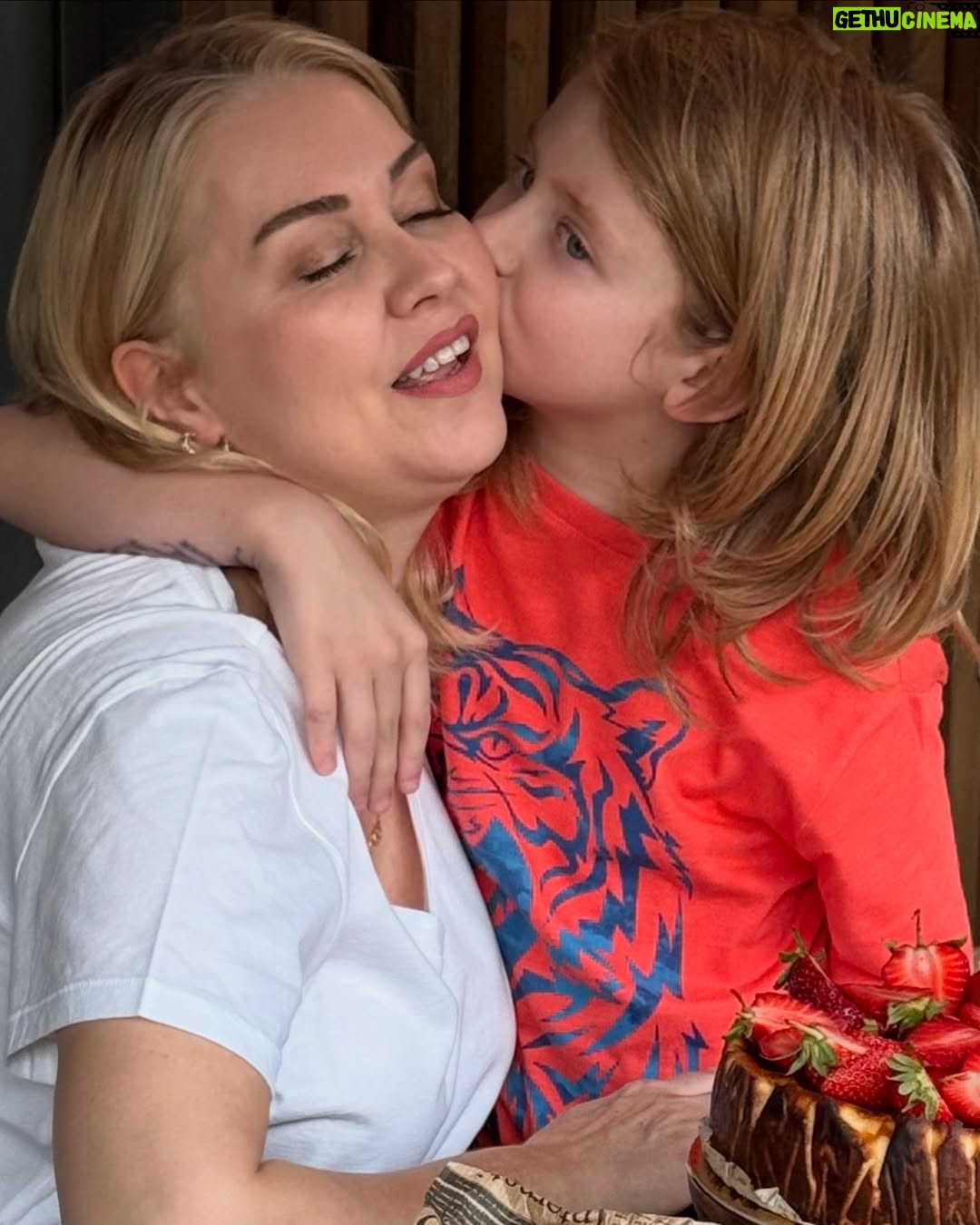 Didem Uzel - 17.2K Likes - Bundan sonra yaş telafuz etmeyeceğim. Çünkü anladım ki; yıllar geçiyor ama benim ruhuma uğramıyor! Asla kabul etmiyorum biyolojik yaşımı? Çünkü ben ruhen orda değilim; olamıyorum da… Yeni yaşımda sevdiceğim ve oğlumla yeni bir yaşam beni bekliyor. İçim içime sığmıyor… Tabi bu arada her hangi bir felaket şu dünyanın üzerine çökmezse yeni planlarımız şahane.  Haa bir de huzuru ve huzurlu insanları tercih ediyorum bilginize ♥️♥️♥️ İyi ki doğdum 🥳 Yeni yolculuğumda sağlıklı ayaklarım, ailem ve değer bilen dostlarımla yürümeye hazırım 🙋‍♀️ 19 Mayıs bebesi😄