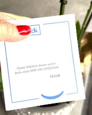 Didem Uzel Instagram - Bundan sonra yaş telafuz etmeyeceğim. Çünkü anladım ki; yıllar geçiyor ama benim ruhuma uğramıyor! Asla kabul etmiyorum biyolojik yaşımı? Çünkü ben ruhen orda değilim; olamıyorum da… Yeni yaşımda sevdiceğim ve oğlumla yeni bir yaşam beni bekliyor. İçim içime sığmıyor… Tabi bu arada her hangi bir felaket şu dünyanın üzerine çökmezse yeni planlarımız şahane.  Haa bir de huzuru ve huzurlu insanları tercih ediyorum bilginize ♥️♥️♥️ İyi ki doğdum 🥳 Yeni yolculuğumda sağlıklı ayaklarım, ailem ve değer bilen dostlarımla yürümeye hazırım 🙋‍♀️ 19 Mayıs bebesi😄