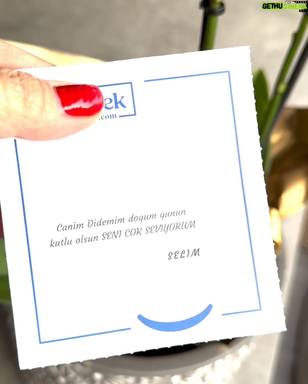 Didem Uzel - 17.2K Likes - Bundan sonra yaş telafuz etmeyeceğim. Çünkü anladım ki; yıllar geçiyor ama benim ruhuma uğramıyor! Asla kabul etmiyorum biyolojik yaşımı? Çünkü ben ruhen orda değilim; olamıyorum da… Yeni yaşımda sevdiceğim ve oğlumla yeni bir yaşam beni bekliyor. İçim içime sığmıyor… Tabi bu arada her hangi bir felaket şu dünyanın üzerine çökmezse yeni planlarımız şahane.  Haa bir de huzuru ve huzurlu insanları tercih ediyorum bilginize ♥️♥️♥️ İyi ki doğdum 🥳 Yeni yolculuğumda sağlıklı ayaklarım, ailem ve değer bilen dostlarımla yürümeye hazırım 🙋‍♀️ 19 Mayıs bebesi😄
