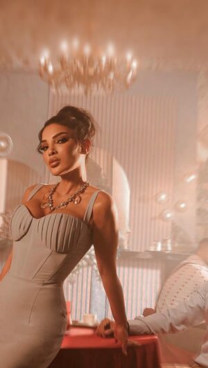 Dina Hayek Instagram - ⁨	النجمة #دينا_حايك خارج الإطار… أغنية “برواز كبير” وصلت 🤩🎶
شاهدوا الكليب حصرياً عبر قناة #لايف_ستايلز_ستوديوز على اليوتيوب 🎥
كلمات: محمد النجار
الحان: محمد يحيى
توزيع: أسامة عبد الهادي
اخراج: بتول عرفة 

#lifestylezstudios 
#dinahayek⁩
