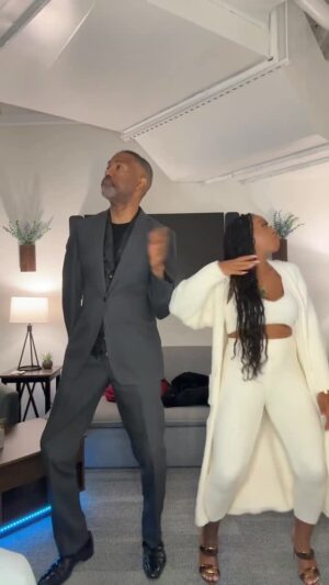 Dominique Perry Instagram - 😂❤️ @dominquep 

#tiktok #unexpectedchristmas #newyork #bts
