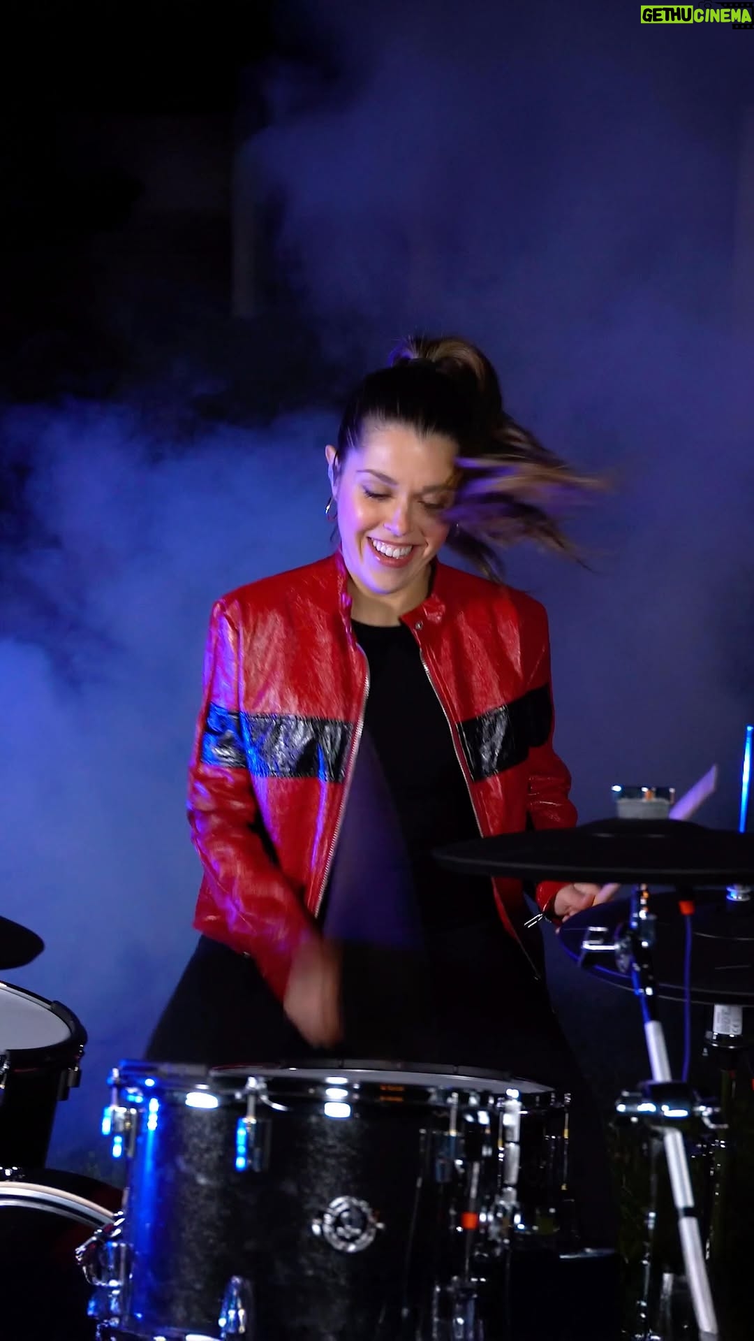 Domino Santantonio - 97.6K Likes - THE best intro of all time?🧟‍♀️… HAPPY HALLOWEEN!!! 🖤

#thriller #michaeljackson #halloween #drums #drumcover #thomann #thomanndrums