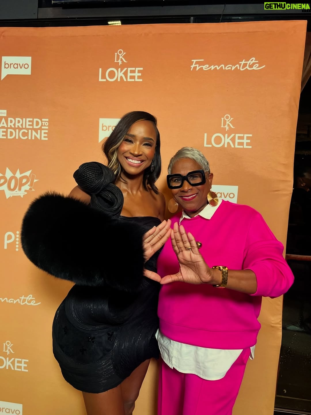 Dr. Contessa Metcalfe - 6.1K Likes - Season 12 Married to Medicine Premiere Party was a whole movie 🎥🎥📸📸 and tonight’s episode is going to go down in history as a #married2med “much watch”!
Thank you @nbc @bravotv  @fremantle most importantly to @tvbypop for believing in our stories and continuing to put black doctors on national tv 

If you don’t catch the new episodes every Sunday night at 9 PM Eastern time, you can catch all the episodes on @peacock 

🎥📸 @freddyophotos 

#MD #DrContessa #HauteDoc