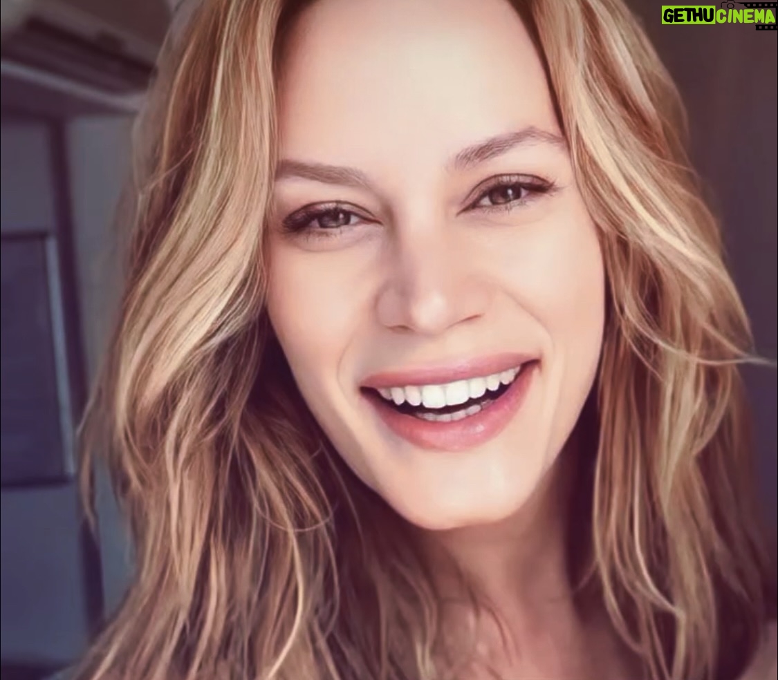 Ebru Cündübeyoğlu - 30.1K Likes - İlk gençliğimin yazlarından biri başlamış gibi
Gece  kapı sesi babam gelmiş gibi
Çocukluğumu anlatanlar çokkenki gibi
Okulda ilk aşı kuyruğunda annemi karşımda bulmuş gibi

Sen ağlama derdi ama yine çok tanıdık,  gurbette karşına çıkan memleketlin hissi
Geri sarıp sarıp şarkı dinlemeyeli çok olmuş
