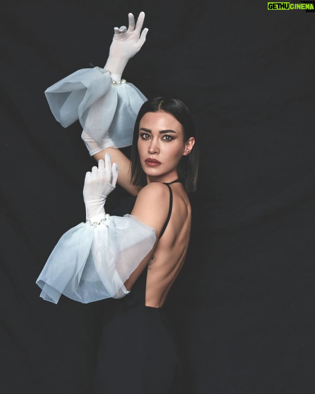 Ecem Özkaya - 23K Likes - @alemdergisi ile biraz söyleştik beni biraz şımarttılar çok keyifli bir çekim oldu ellerinize sağlık ✨🎈
Genel Yayın Yönetmeni: @gozdeyorukogluersu 
Röportaj: @ceylanyeniacun 
Fotoğraflar: @zeynelabidin 
Youtube Röportaj: @sinem.aydinoglu 
Styling: @zilanbulbul 
Saç: @erdemgulll
Makyaj: @gamzeteq
Video: @uskevio_
Kurgu: Kerim YILDIRIM 
Styling asistanı: Yaren ÇAY
Makyaj asistanı: Nilay BAŞ
Fotoğraf asistanı: Murat AĞGÜL
Ajans :@emreakbas.tr
PR: @burcubulutcan