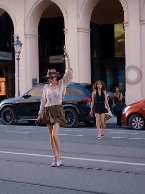 Ecem Özkaya Instagram - Haziran dump 1️⃣:)Kadranı zorlayan bir aydı doğrusu 🏎️:) yeni gelen yaşımın olduğu bu ay ilk gününden beri hep hediyeler verdi ;hem de her gün her an …✨tertemiz yaptı  ortalığı :) bir de çok üşümüşüm meğer ısıttın beni bu yıl ve bu yaşım için bir teşekkürüm de sana be haziran 🥂🏁

@emreakbas.tr 
@burcubulutcan 
Ve siz 🫵🏻 tüm kalbimle sarıldıklarım 🫂♥️ #reklam #davet