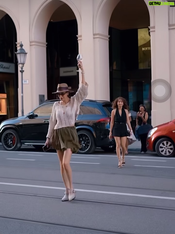 Ecem Özkaya - 9.6K Likes - Haziran dump 1️⃣:)Kadranı zorlayan bir aydı doğrusu 🏎️:) yeni gelen yaşımın olduğu bu ay ilk gününden beri hep hediyeler verdi ;hem de her gün her an …✨tertemiz yaptı  ortalığı :) bir de çok üşümüşüm meğer ısıttın beni bu yıl ve bu yaşım için bir teşekkürüm de sana be haziran 🥂🏁

@emreakbas.tr 
@burcubulutcan 
Ve siz 🫵🏻 tüm kalbimle sarıldıklarım 🫂♥️ #reklam #davet