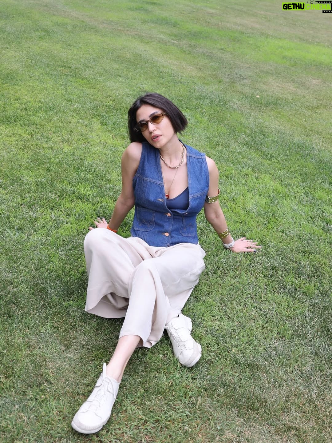 Ecem Özkaya - 11.7K Likes - Haziran dump 2️⃣:)Kadranı zorlayan bir aydı doğrusu 🏎️:) yeni gelen yaşımın olduğu bu ay ilk gününden beri hep hediyeler verdi ;hem de her gün her an …✨tertemiz yaptı  ortalığı :) bir de çok üşümüşüm meğer ısıttın beni bu yıl ve bu yaşım için bir teşekkürüm de sana be haziran 🥂🏁

@emreakbas.tr 
@burcubulutcan 
Ve siz 🫵🏻 tüm kalbimle sarıldıklarım 🫂♥️ #reklam #davet