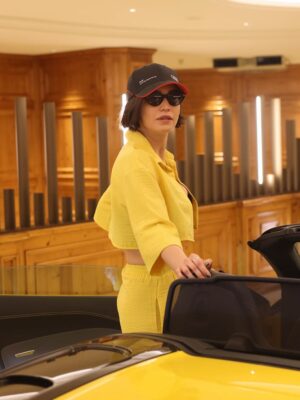 Ecem Özkaya Instagram - Haziran dump 2️⃣:)Kadranı zorlayan bir aydı doğrusu 🏎️:) yeni gelen yaşımın olduğu bu ay ilk gününden beri hep hediyeler verdi ;hem de her gün her an …✨tertemiz yaptı  ortalığı :) bir de çok üşümüşüm meğer ısıttın beni bu yıl ve bu yaşım için bir teşekkürüm de sana be haziran 🥂🏁

@emreakbas.tr 
@burcubulutcan 
Ve siz 🫵🏻 tüm kalbimle sarıldıklarım 🫂♥️ #reklam #davet