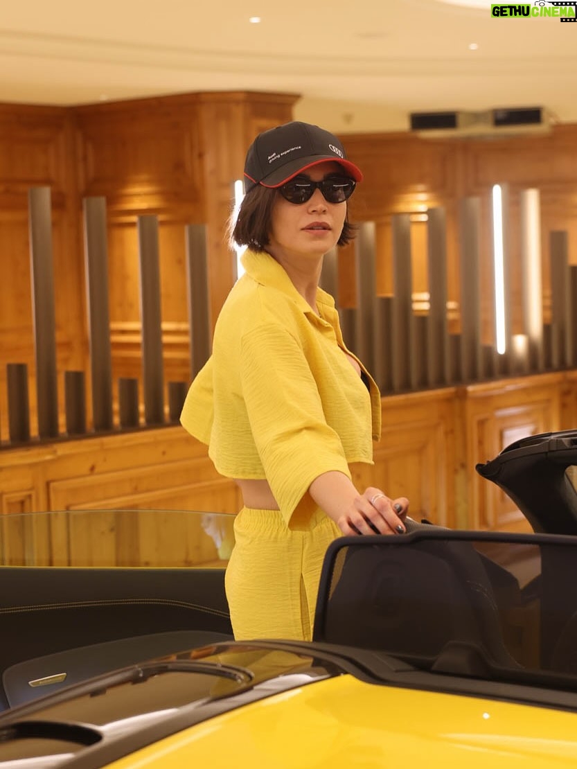 Ecem Özkaya - 11.7K Likes - Haziran dump 2️⃣:)Kadranı zorlayan bir aydı doğrusu 🏎️:) yeni gelen yaşımın olduğu bu ay ilk gününden beri hep hediyeler verdi ;hem de her gün her an …✨tertemiz yaptı  ortalığı :) bir de çok üşümüşüm meğer ısıttın beni bu yıl ve bu yaşım için bir teşekkürüm de sana be haziran 🥂🏁

@emreakbas.tr 
@burcubulutcan 
Ve siz 🫵🏻 tüm kalbimle sarıldıklarım 🫂♥️ #reklam #davet