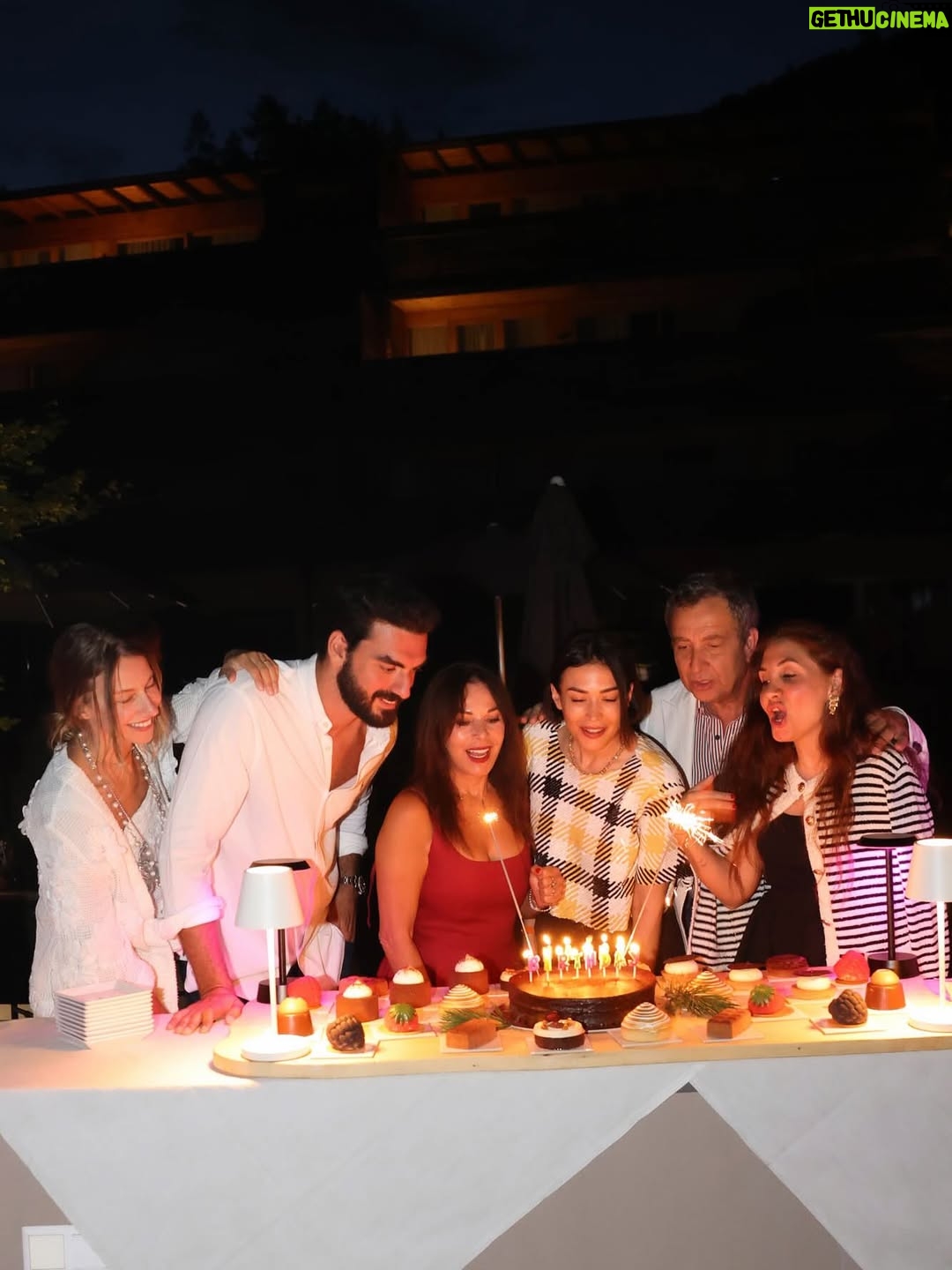 Ecem Özkaya - 11.7K Likes - Haziran dump 2️⃣:)Kadranı zorlayan bir aydı doğrusu 🏎️:) yeni gelen yaşımın olduğu bu ay ilk gününden beri hep hediyeler verdi ;hem de her gün her an …✨tertemiz yaptı  ortalığı :) bir de çok üşümüşüm meğer ısıttın beni bu yıl ve bu yaşım için bir teşekkürüm de sana be haziran 🥂🏁

@emreakbas.tr 
@burcubulutcan 
Ve siz 🫵🏻 tüm kalbimle sarıldıklarım 🫂♥️ #reklam #davet