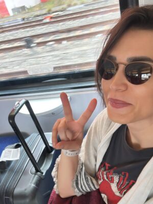 Ecem Özkaya Instagram - Haziran dump 2️⃣:)Kadranı zorlayan bir aydı doğrusu 🏎️:) yeni gelen yaşımın olduğu bu ay ilk gününden beri hep hediyeler verdi ;hem de her gün her an …✨tertemiz yaptı  ortalığı :) bir de çok üşümüşüm meğer ısıttın beni bu yıl ve bu yaşım için bir teşekkürüm de sana be haziran 🥂🏁

@emreakbas.tr 
@burcubulutcan 
Ve siz 🫵🏻 tüm kalbimle sarıldıklarım 🫂♥️ #reklam #davet