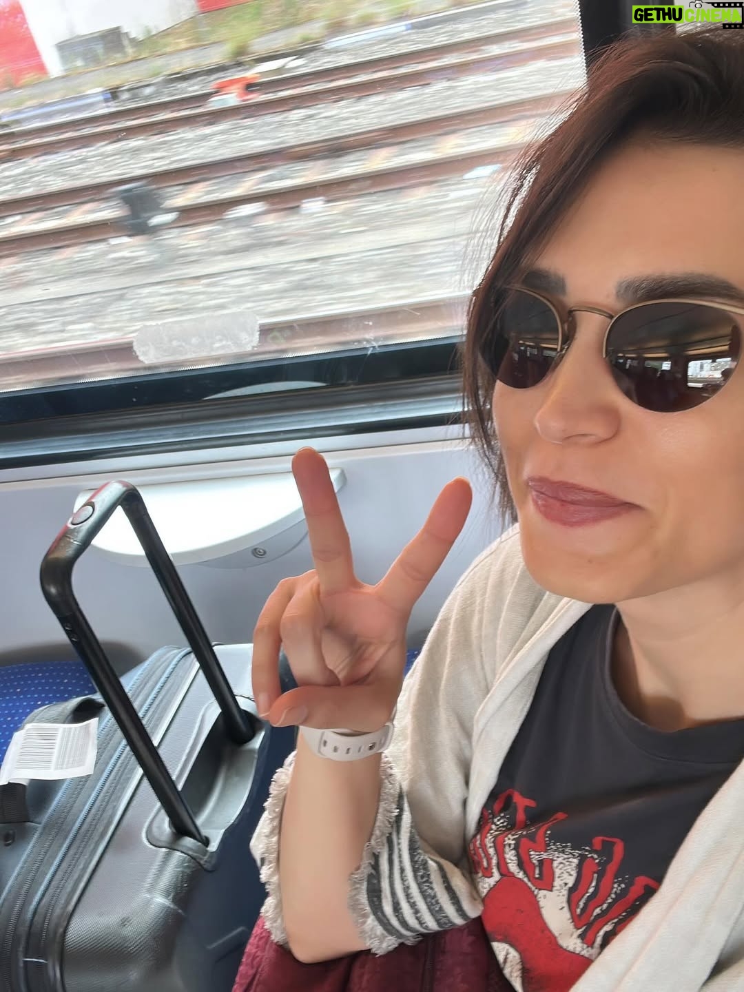 Ecem Özkaya - 11.7K Likes - Haziran dump 2️⃣:)Kadranı zorlayan bir aydı doğrusu 🏎️:) yeni gelen yaşımın olduğu bu ay ilk gününden beri hep hediyeler verdi ;hem de her gün her an …✨tertemiz yaptı  ortalığı :) bir de çok üşümüşüm meğer ısıttın beni bu yıl ve bu yaşım için bir teşekkürüm de sana be haziran 🥂🏁

@emreakbas.tr 
@burcubulutcan 
Ve siz 🫵🏻 tüm kalbimle sarıldıklarım 🫂♥️ #reklam #davet