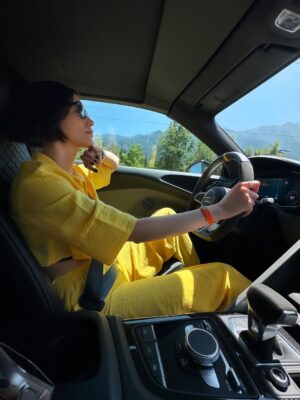 Ecem Özkaya Instagram - Haziran dump 2️⃣:)Kadranı zorlayan bir aydı doğrusu 🏎️:) yeni gelen yaşımın olduğu bu ay ilk gününden beri hep hediyeler verdi ;hem de her gün her an …✨tertemiz yaptı  ortalığı :) bir de çok üşümüşüm meğer ısıttın beni bu yıl ve bu yaşım için bir teşekkürüm de sana be haziran 🥂🏁

@emreakbas.tr 
@burcubulutcan 
Ve siz 🫵🏻 tüm kalbimle sarıldıklarım 🫂♥️ #reklam #davet