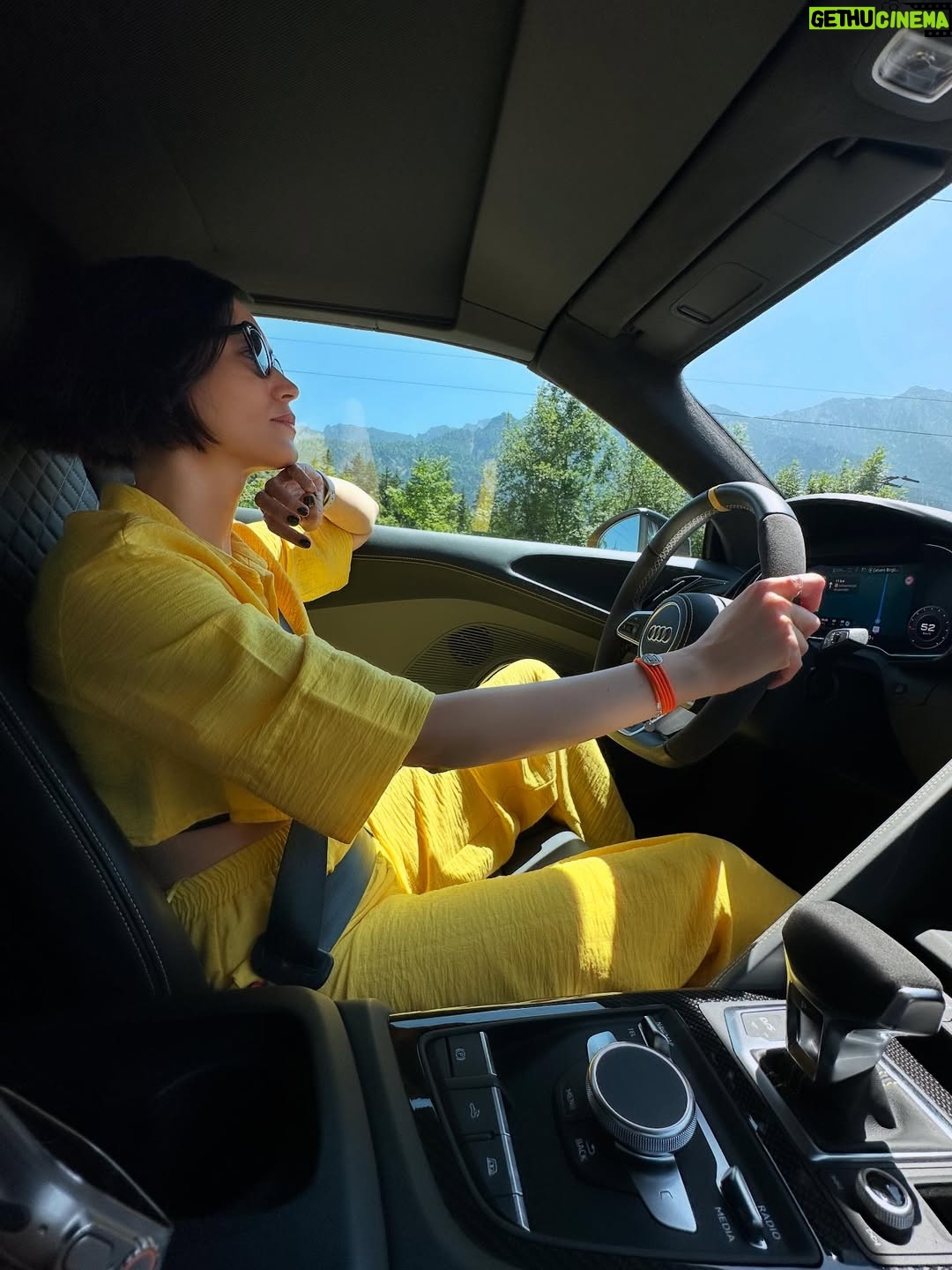 Ecem Özkaya - 11.7K Likes - Haziran dump 2️⃣:)Kadranı zorlayan bir aydı doğrusu 🏎️:) yeni gelen yaşımın olduğu bu ay ilk gününden beri hep hediyeler verdi ;hem de her gün her an …✨tertemiz yaptı  ortalığı :) bir de çok üşümüşüm meğer ısıttın beni bu yıl ve bu yaşım için bir teşekkürüm de sana be haziran 🥂🏁

@emreakbas.tr 
@burcubulutcan 
Ve siz 🫵🏻 tüm kalbimle sarıldıklarım 🫂♥️ #reklam #davet