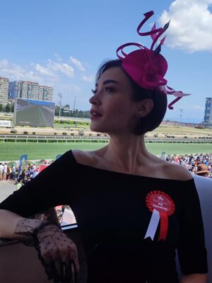 Ecem Özkaya Instagram - Hayat kısa , atlar koşuyor :) 🏇🧲 orda olmaktan çok keyif aldığım bir gündü 🎈 #gazikoşusu 
canımın içi @aslihankarahanofficial elinden  şıklık bir ayrıcalık 🫂 
👗: @aslihankarahanofficial 
👒: @elipeacock 
🪭&🧤: @vintagebydilek