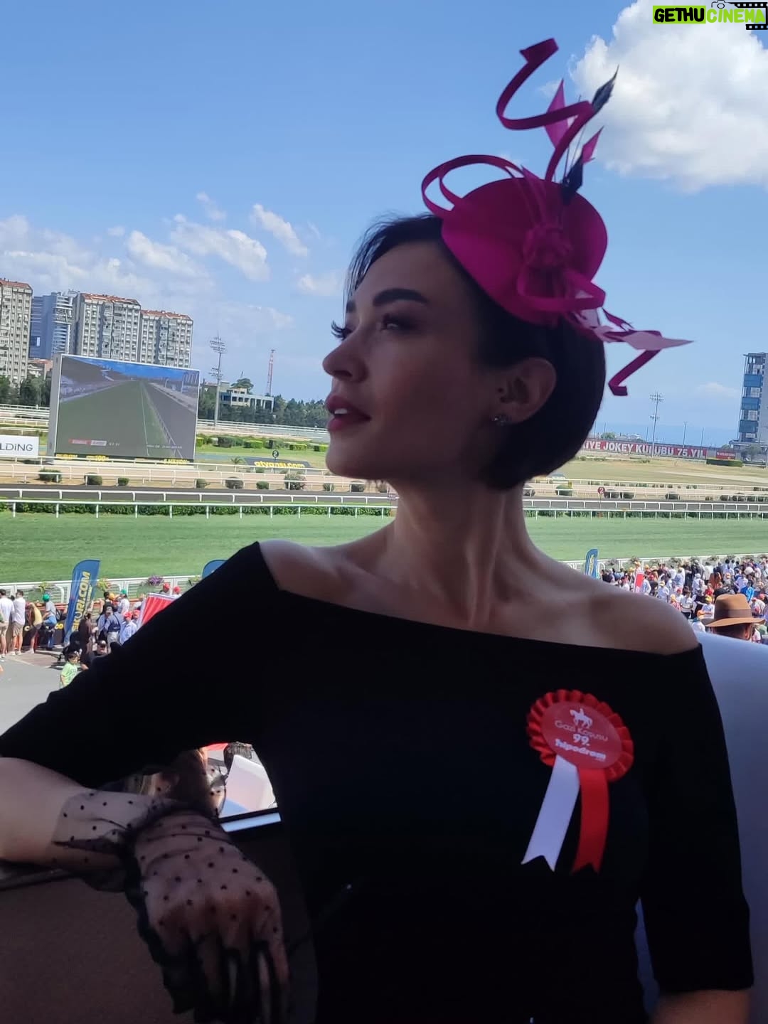 Ecem Özkaya - 10.9K Likes - Hayat kısa , atlar koşuyor :) 🏇🧲 orda olmaktan çok keyif aldığım bir gündü 🎈 #gazikoşusu 
canımın içi @aslihankarahanofficial elinden  şıklık bir ayrıcalık 🫂 
👗: @aslihankarahanofficial 
👒: @elipeacock 
🪭&🧤: @vintagebydilek