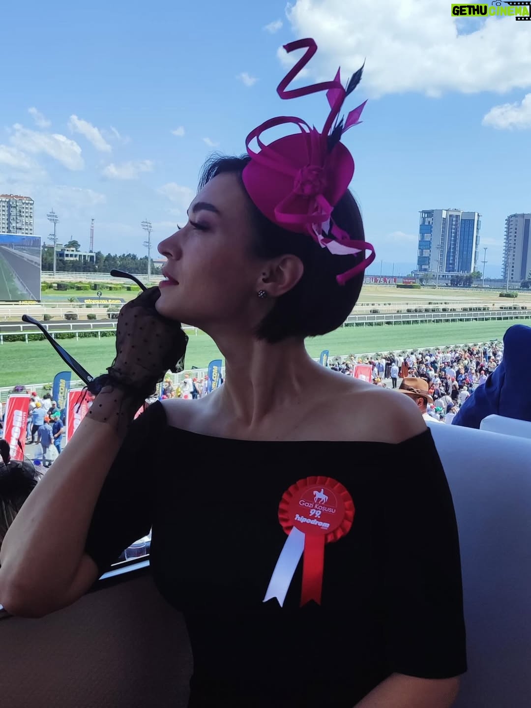 Ecem Özkaya - 10.9K Likes - Hayat kısa , atlar koşuyor :) 🏇🧲 orda olmaktan çok keyif aldığım bir gündü 🎈 #gazikoşusu 
canımın içi @aslihankarahanofficial elinden  şıklık bir ayrıcalık 🫂 
👗: @aslihankarahanofficial 
👒: @elipeacock 
🪭&🧤: @vintagebydilek