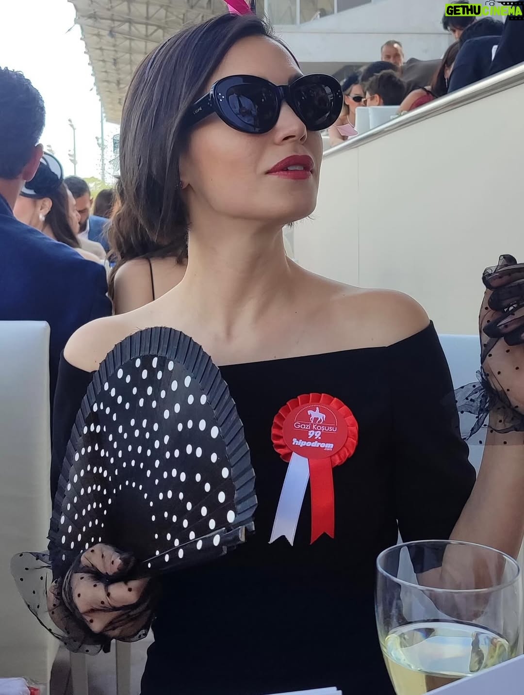 Ecem Özkaya - 10.9K Likes - Hayat kısa , atlar koşuyor :) 🏇🧲 orda olmaktan çok keyif aldığım bir gündü 🎈 #gazikoşusu 
canımın içi @aslihankarahanofficial elinden  şıklık bir ayrıcalık 🫂 
👗: @aslihankarahanofficial 
👒: @elipeacock 
🪭&🧤: @vintagebydilek