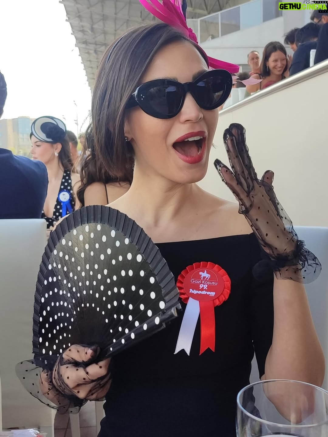 Ecem Özkaya - 10.9K Likes - Hayat kısa , atlar koşuyor :) 🏇🧲 orda olmaktan çok keyif aldığım bir gündü 🎈 #gazikoşusu 
canımın içi @aslihankarahanofficial elinden  şıklık bir ayrıcalık 🫂 
👗: @aslihankarahanofficial 
👒: @elipeacock 
🪭&🧤: @vintagebydilek