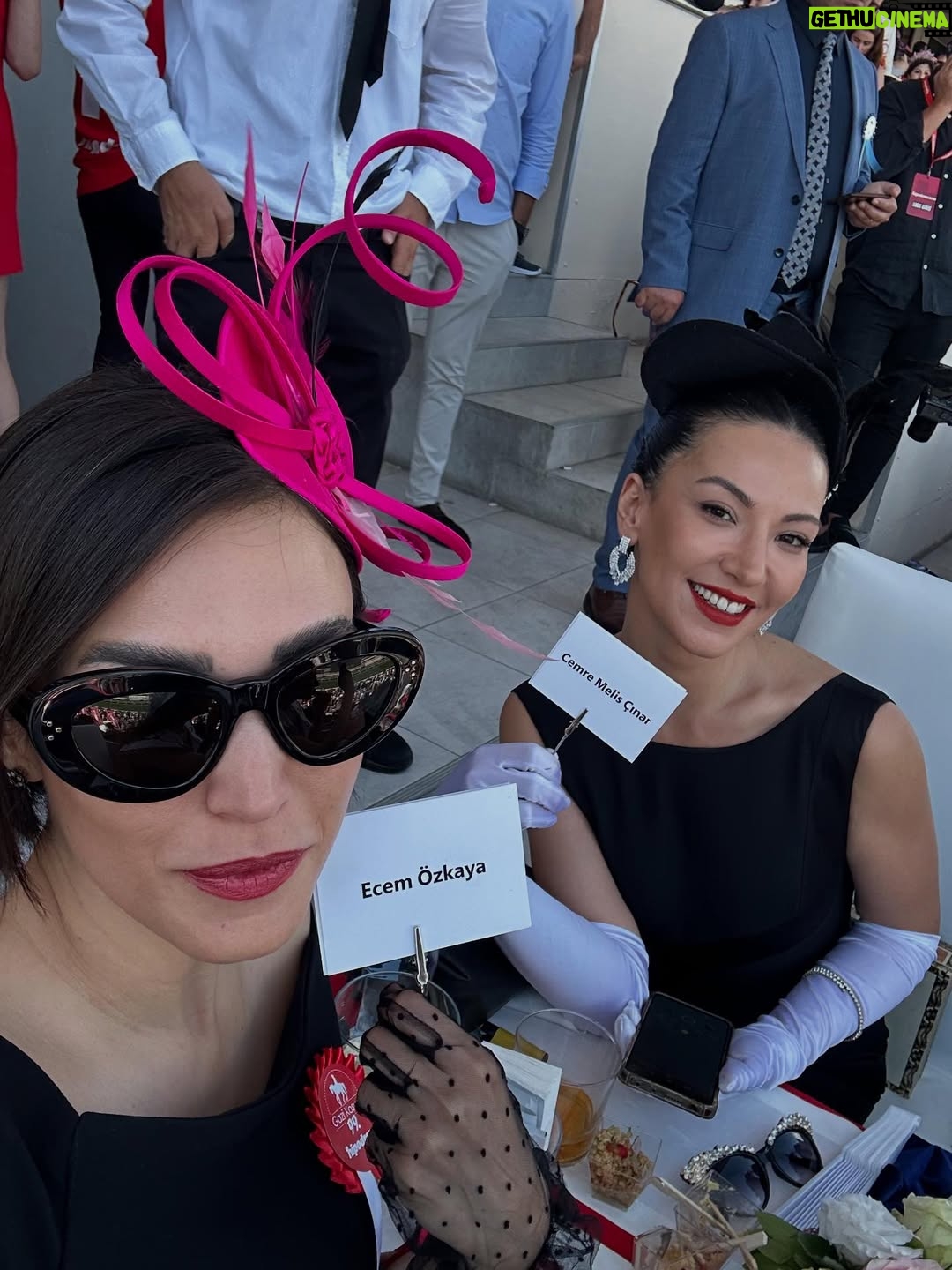 Ecem Özkaya - 10.9K Likes - Hayat kısa , atlar koşuyor :) 🏇🧲 orda olmaktan çok keyif aldığım bir gündü 🎈 #gazikoşusu 
canımın içi @aslihankarahanofficial elinden  şıklık bir ayrıcalık 🫂 
👗: @aslihankarahanofficial 
👒: @elipeacock 
🪭&🧤: @vintagebydilek