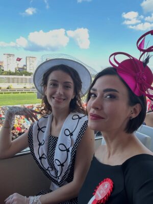 Ecem Özkaya Instagram - Hayat kısa , atlar koşuyor :) 🏇🧲 orda olmaktan çok keyif aldığım bir gündü 🎈 #gazikoşusu 
canımın içi @aslihankarahanofficial elinden  şıklık bir ayrıcalık 🫂 
👗: @aslihankarahanofficial 
👒: @elipeacock 
🪭&🧤: @vintagebydilek