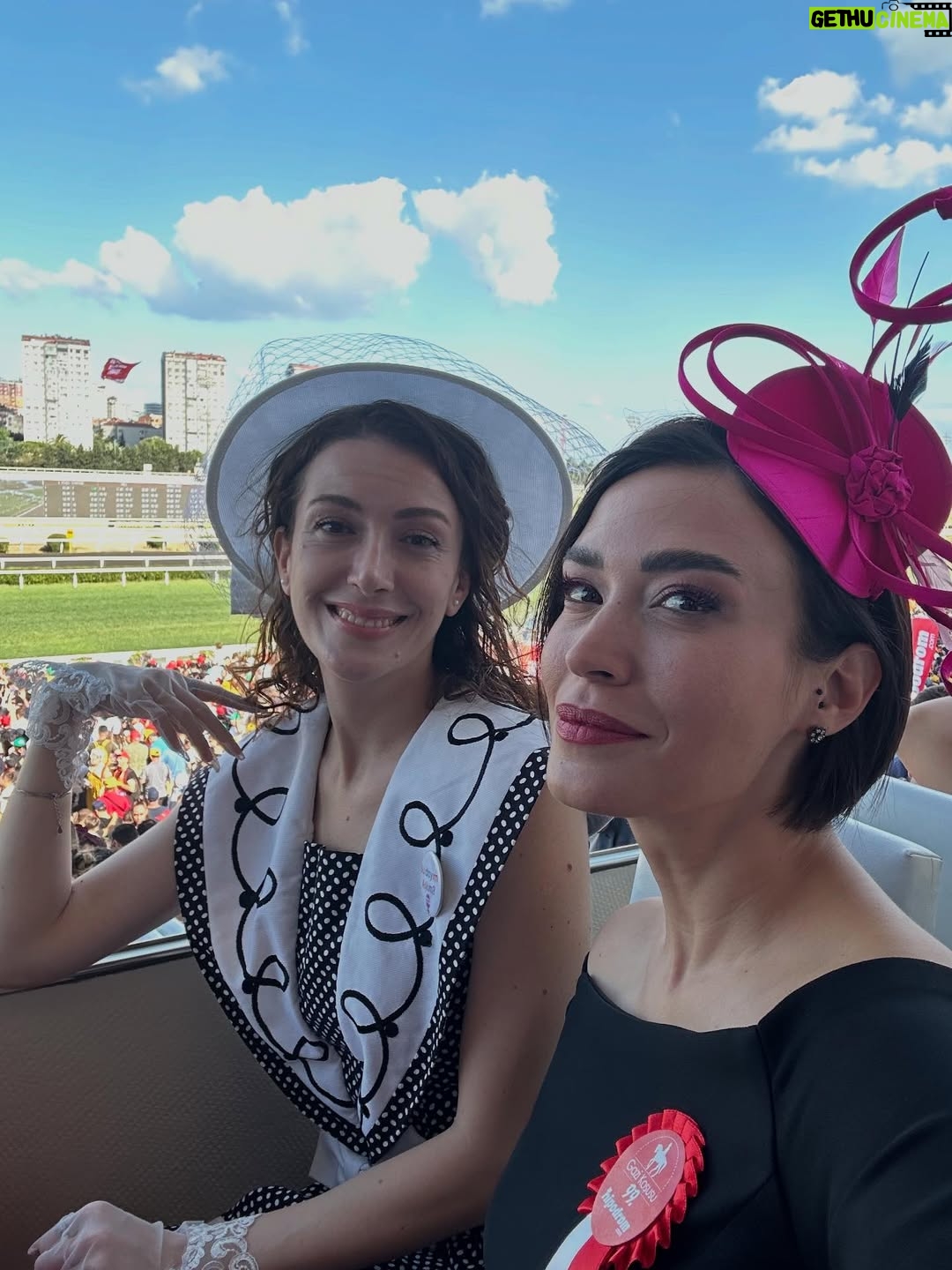 Ecem Özkaya - 10.9K Likes - Hayat kısa , atlar koşuyor :) 🏇🧲 orda olmaktan çok keyif aldığım bir gündü 🎈 #gazikoşusu 
canımın içi @aslihankarahanofficial elinden  şıklık bir ayrıcalık 🫂 
👗: @aslihankarahanofficial 
👒: @elipeacock 
🪭&🧤: @vintagebydilek