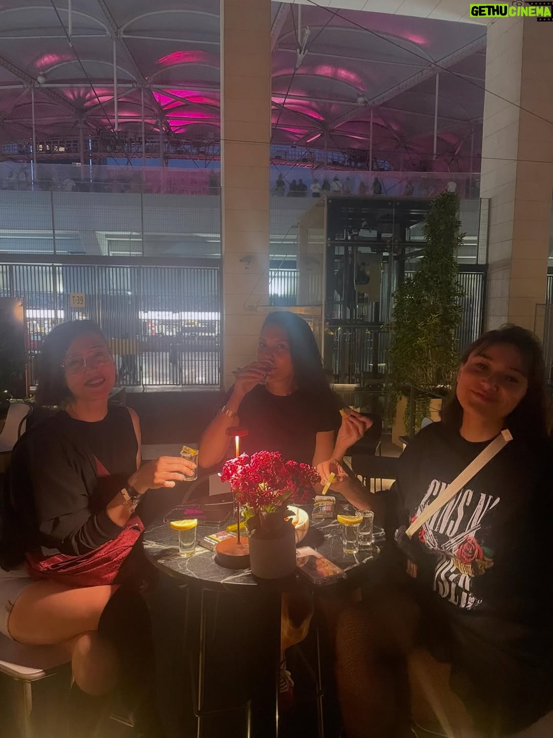 Ecem Özkaya - 9.6K Likes - Haziran dump 1️⃣:)Kadranı zorlayan bir aydı doğrusu 🏎️:) yeni gelen yaşımın olduğu bu ay ilk gününden beri hep hediyeler verdi ;hem de her gün her an …✨tertemiz yaptı  ortalığı :) bir de çok üşümüşüm meğer ısıttın beni bu yıl ve bu yaşım için bir teşekkürüm de sana be haziran 🥂🏁

@emreakbas.tr 
@burcubulutcan 
Ve siz 🫵🏻 tüm kalbimle sarıldıklarım 🫂♥️ #reklam #davet