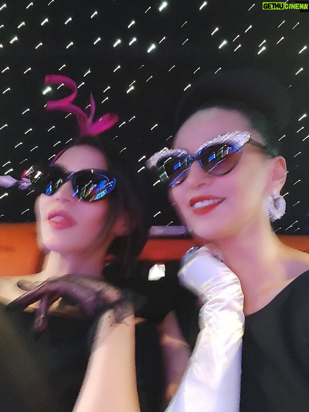 Ecem Özkaya - 10.9K Likes - Hayat kısa , atlar koşuyor :) 🏇🧲 orda olmaktan çok keyif aldığım bir gündü 🎈 #gazikoşusu 
canımın içi @aslihankarahanofficial elinden  şıklık bir ayrıcalık 🫂 
👗: @aslihankarahanofficial 
👒: @elipeacock 
🪭&🧤: @vintagebydilek