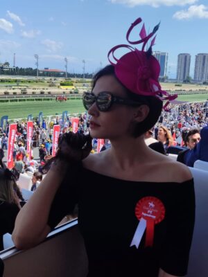 Ecem Özkaya Instagram - Hayat kısa , atlar koşuyor :) 🏇🧲 orda olmaktan çok keyif aldığım bir gündü 🎈 #gazikoşusu 
canımın içi @aslihankarahanofficial elinden  şıklık bir ayrıcalık 🫂 
👗: @aslihankarahanofficial 
👒: @elipeacock 
🪭&🧤: @vintagebydilek
