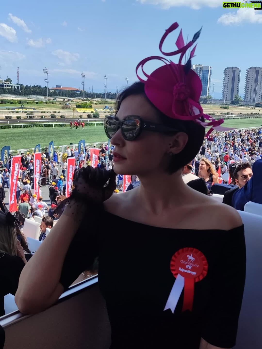 Ecem Özkaya - 10.9K Likes - Hayat kısa , atlar koşuyor :) 🏇🧲 orda olmaktan çok keyif aldığım bir gündü 🎈 #gazikoşusu 
canımın içi @aslihankarahanofficial elinden  şıklık bir ayrıcalık 🫂 
👗: @aslihankarahanofficial 
👒: @elipeacock 
🪭&🧤: @vintagebydilek