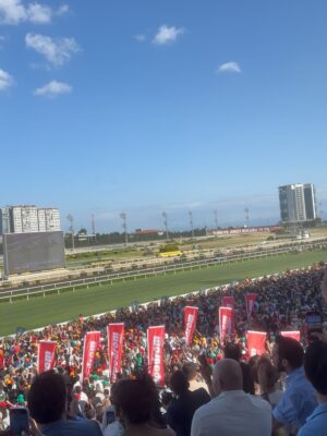 Ecem Özkaya Instagram - Hayat kısa , atlar koşuyor :) 🏇🧲 orda olmaktan çok keyif aldığım bir gündü 🎈 #gazikoşusu 
canımın içi @aslihankarahanofficial elinden  şıklık bir ayrıcalık 🫂 
👗: @aslihankarahanofficial 
👒: @elipeacock 
🪭&🧤: @vintagebydilek