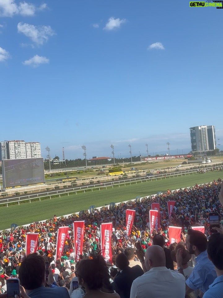 Ecem Özkaya - 10.9K Likes - Hayat kısa , atlar koşuyor :) 🏇🧲 orda olmaktan çok keyif aldığım bir gündü 🎈 #gazikoşusu 
canımın içi @aslihankarahanofficial elinden  şıklık bir ayrıcalık 🫂 
👗: @aslihankarahanofficial 
👒: @elipeacock 
🪭&🧤: @vintagebydilek