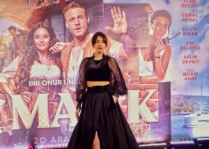 Ecem Özkaya Instagram - #şımarık bugün sinemalarda 🎬 💃🏻🕺🏻 
💍 @damianiofficial
@quadranluxurytimepieces
@nuvocollectif 
👗 
@a46tuvanam
👠
@ilvi_official
💇🏻‍♀️ 💄 
 @sabitakkaya