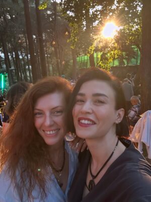 Ecem Özkaya Instagram - Haziran dump 1️⃣:)Kadranı zorlayan bir aydı doğrusu 🏎️:) yeni gelen yaşımın olduğu bu ay ilk gününden beri hep hediyeler verdi ;hem de her gün her an …✨tertemiz yaptı  ortalığı :) bir de çok üşümüşüm meğer ısıttın beni bu yıl ve bu yaşım için bir teşekkürüm de sana be haziran 🥂🏁

@emreakbas.tr 
@burcubulutcan 
Ve siz 🫵🏻 tüm kalbimle sarıldıklarım 🫂♥️ #reklam #davet
