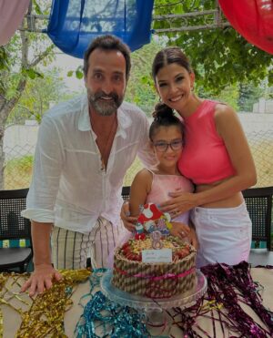 Eda Özerkan Instagram - Benim bal kızım,can kızım artık 8 oldu…🎂ömrün,bahtın hep aydınlık olsun 🙏🏻✨yıldızın hep parlasın⭐️seni çok seviyorum❤️🧿
08.08….🫶🏻🎈nice yarınlara.🥳