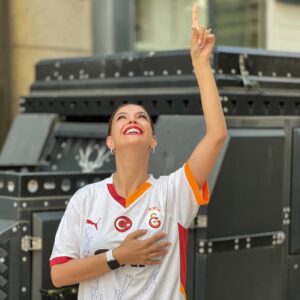 Eda Özerkan Instagram - Always..❤️💛
GS🏆
yeni⭐️⭐️⭐️⭐️⭐️formam yoldaa✨
#çocuklukaşkımsınsenilkgözağrımsın💛❤️