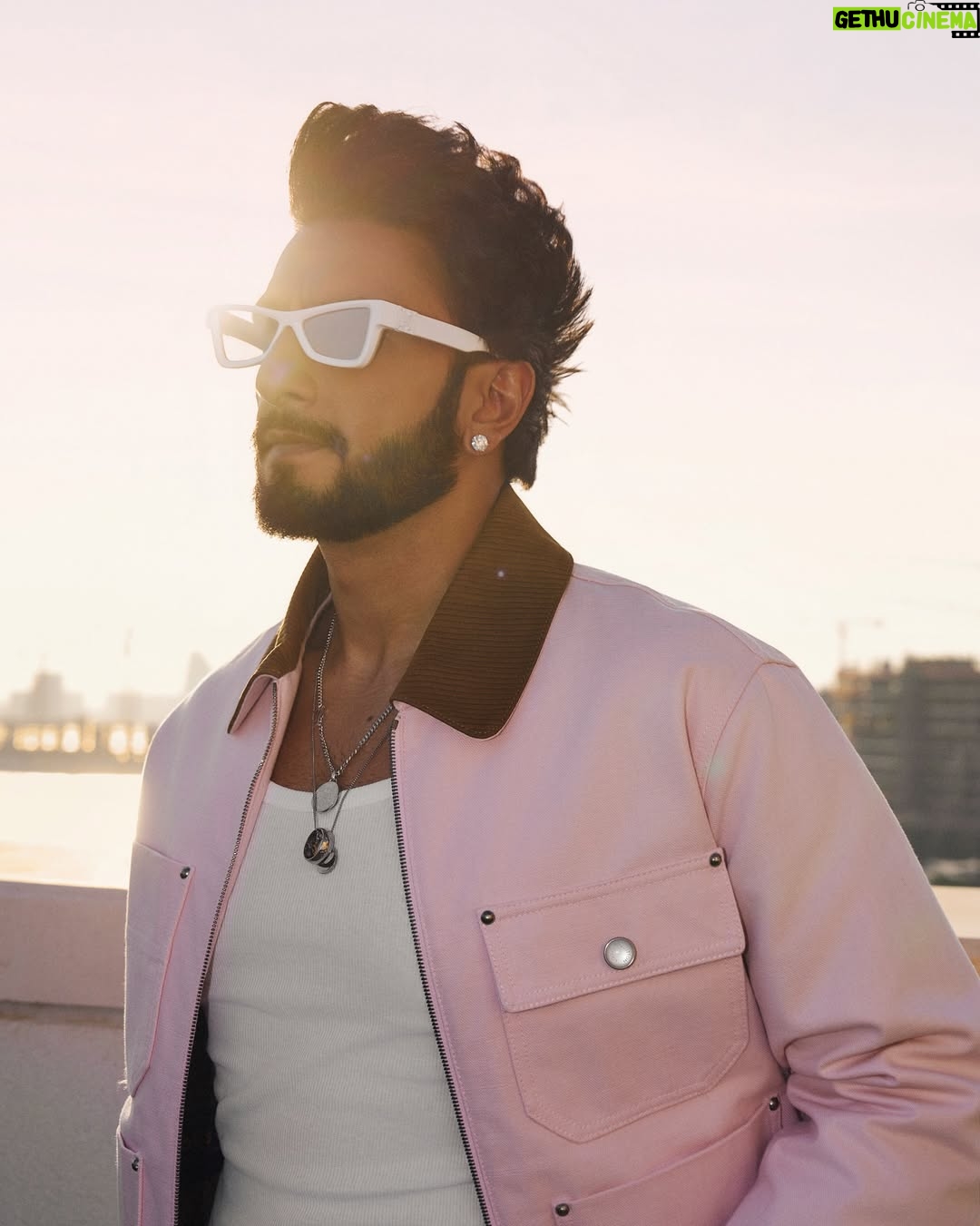 Eka Lakhani - 25.6K Likes - Ranveer Singh !!! 
Did we miss the color?!

Head to toe in @louisvuitton
Fall-winter 2025 Men’s collection by Pharrell Williams

#StyledByEka @ekalakhani 
Style Team @fatimabaluchstyles @styledbyradhikadhanuka @team___e
LV Team @madhuraphadnis @aleena.denny
Photographed by @vaishnavpraveen @thehouseofpixels
Hair @aalimhakim @mustaqeem_salmani
Makeup @mahadevnaik08
Managed by @jinal.jj @divijakrishnaswani
Team RS @cp_vinayak