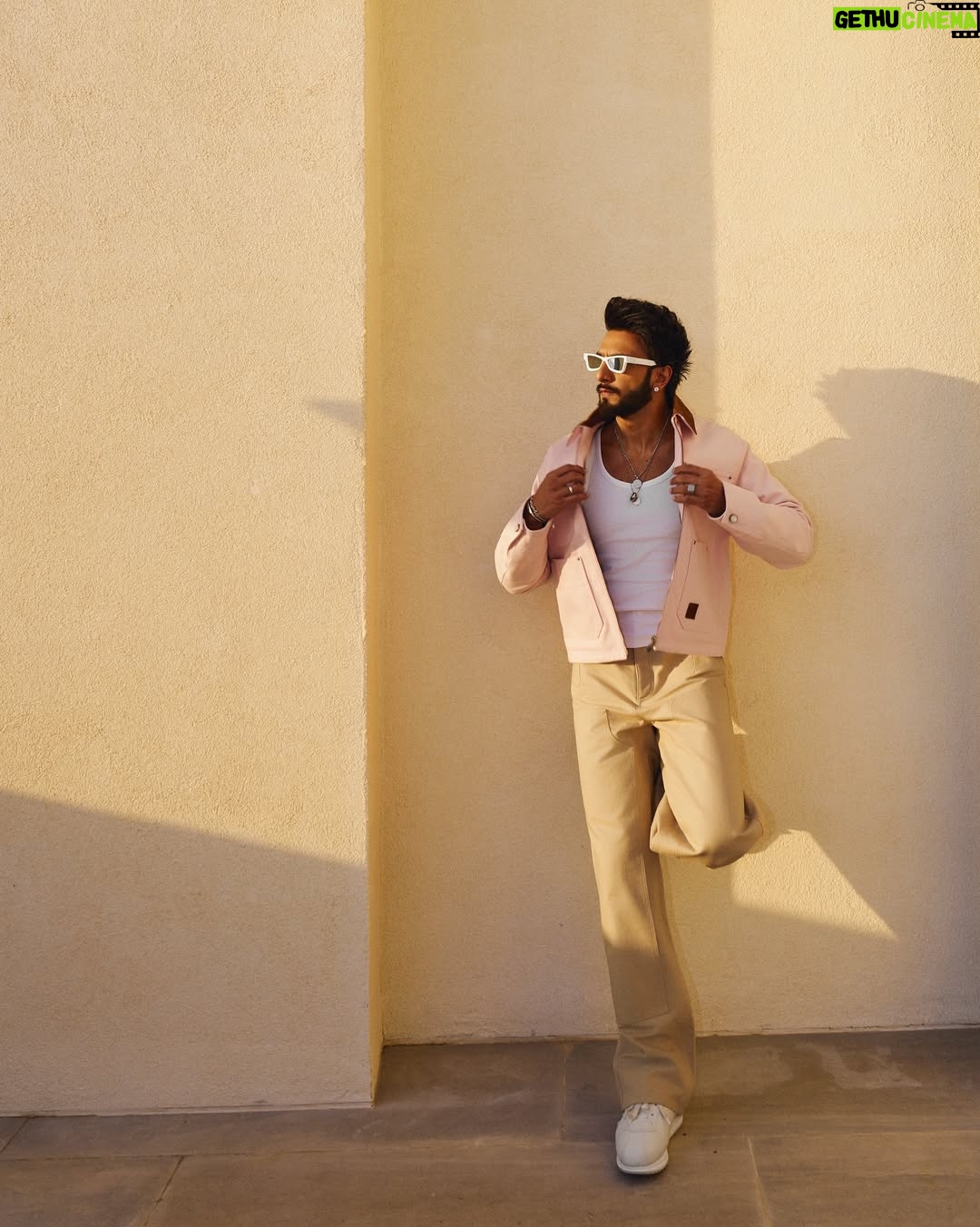 Eka Lakhani - 25.6K Likes - Ranveer Singh !!! 
Did we miss the color?!

Head to toe in @louisvuitton
Fall-winter 2025 Men’s collection by Pharrell Williams

#StyledByEka @ekalakhani 
Style Team @fatimabaluchstyles @styledbyradhikadhanuka @team___e
LV Team @madhuraphadnis @aleena.denny
Photographed by @vaishnavpraveen @thehouseofpixels
Hair @aalimhakim @mustaqeem_salmani
Makeup @mahadevnaik08
Managed by @jinal.jj @divijakrishnaswani
Team RS @cp_vinayak