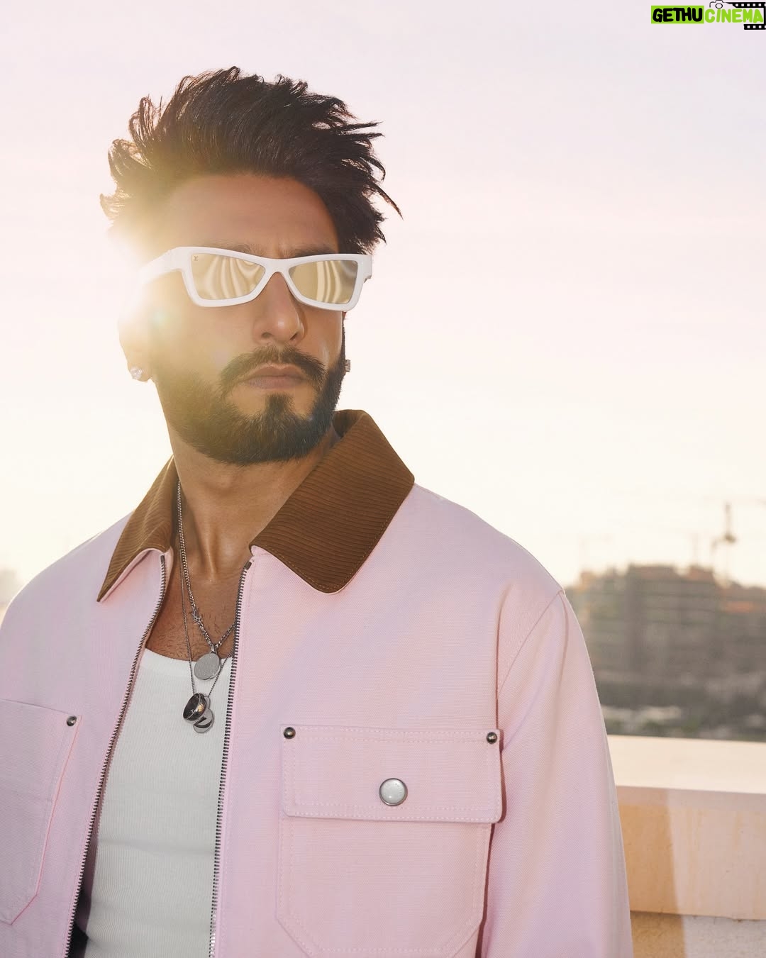 Eka Lakhani - 25.6K Likes - Ranveer Singh !!! 
Did we miss the color?!

Head to toe in @louisvuitton
Fall-winter 2025 Men’s collection by Pharrell Williams

#StyledByEka @ekalakhani 
Style Team @fatimabaluchstyles @styledbyradhikadhanuka @team___e
LV Team @madhuraphadnis @aleena.denny
Photographed by @vaishnavpraveen @thehouseofpixels
Hair @aalimhakim @mustaqeem_salmani
Makeup @mahadevnaik08
Managed by @jinal.jj @divijakrishnaswani
Team RS @cp_vinayak