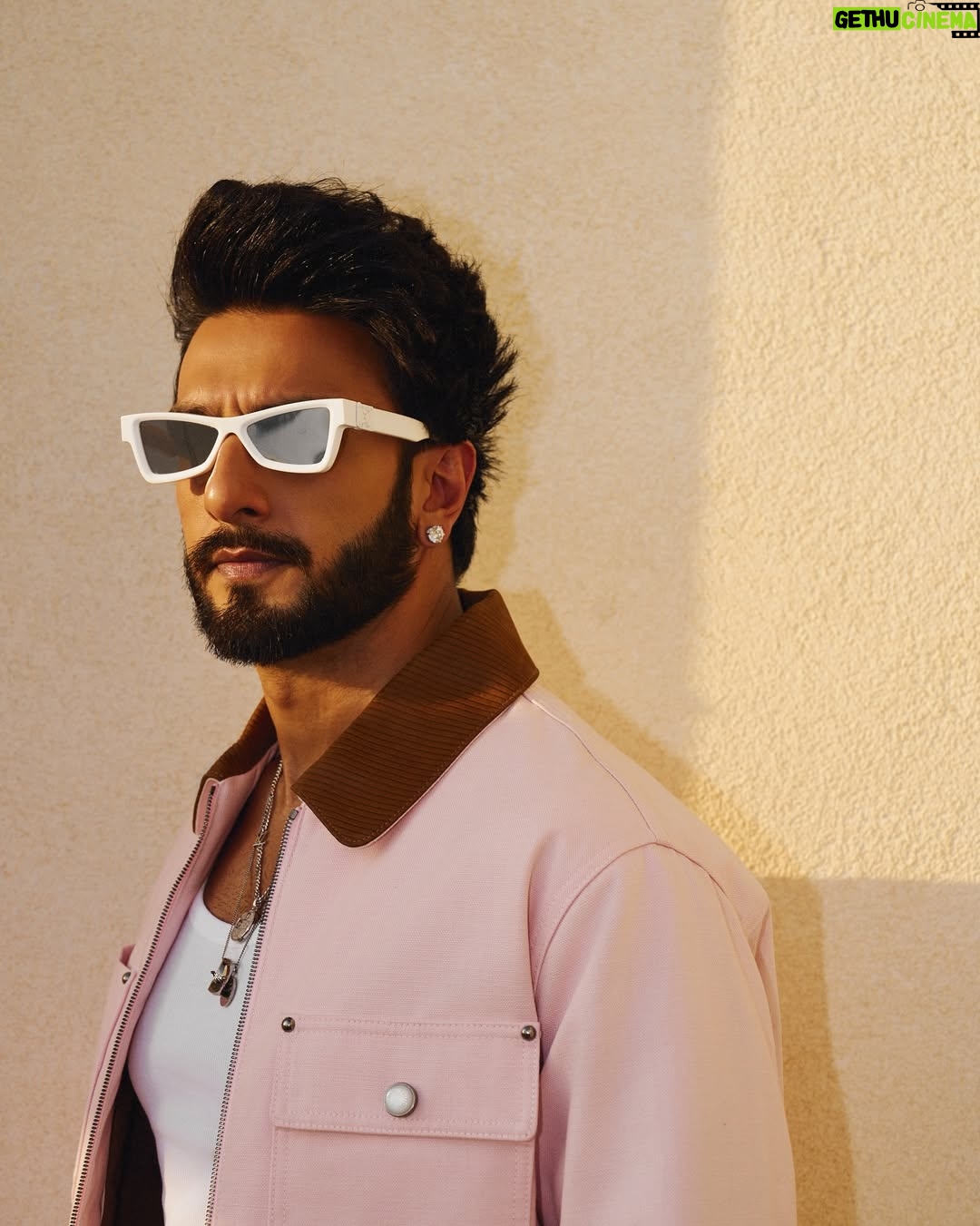 Eka Lakhani - 25.6K Likes - Ranveer Singh !!! 
Did we miss the color?!

Head to toe in @louisvuitton
Fall-winter 2025 Men’s collection by Pharrell Williams

#StyledByEka @ekalakhani 
Style Team @fatimabaluchstyles @styledbyradhikadhanuka @team___e
LV Team @madhuraphadnis @aleena.denny
Photographed by @vaishnavpraveen @thehouseofpixels
Hair @aalimhakim @mustaqeem_salmani
Makeup @mahadevnaik08
Managed by @jinal.jj @divijakrishnaswani
Team RS @cp_vinayak