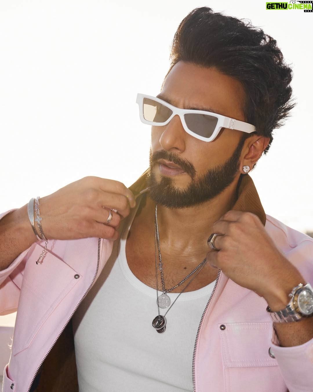 Eka Lakhani - 25.6K Likes - Ranveer Singh !!! 
Did we miss the color?!

Head to toe in @louisvuitton
Fall-winter 2025 Men’s collection by Pharrell Williams

#StyledByEka @ekalakhani 
Style Team @fatimabaluchstyles @styledbyradhikadhanuka @team___e
LV Team @madhuraphadnis @aleena.denny
Photographed by @vaishnavpraveen @thehouseofpixels
Hair @aalimhakim @mustaqeem_salmani
Makeup @mahadevnaik08
Managed by @jinal.jj @divijakrishnaswani
Team RS @cp_vinayak